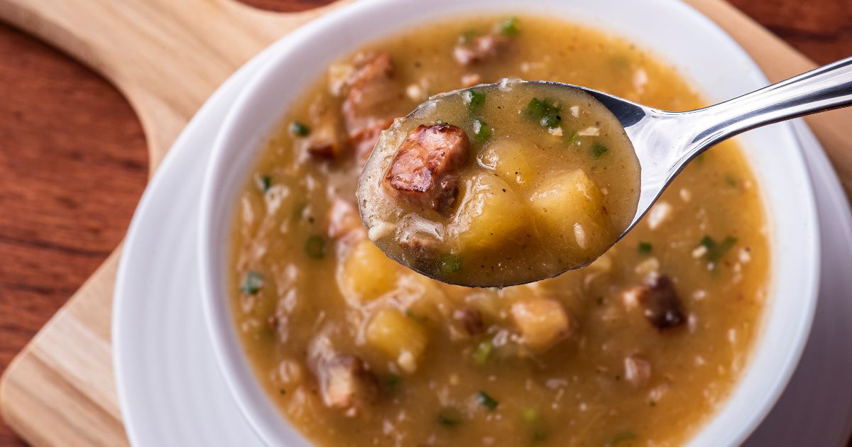 Sopa de Mandioca com Linguiça