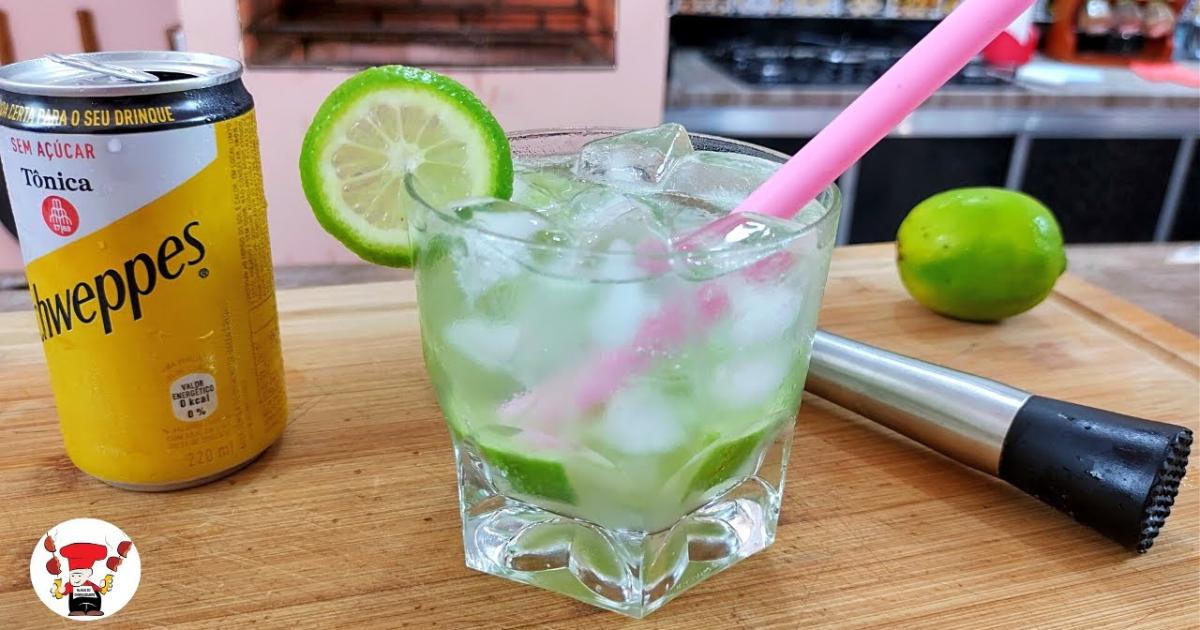 Caipirinha de limão com água tônica, refrescante e sem álcool.