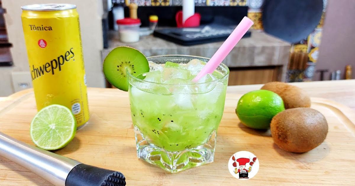 Caipirinha tônica de kiwi e limão sem álcool perfeita e refrescante.