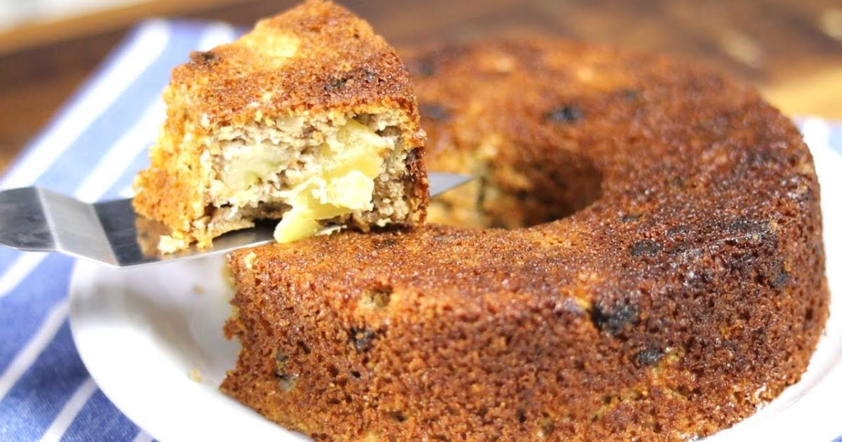 Bolo de frutas sem açúcar, sem trigo e sem lactose perfeito para um lanche leve.