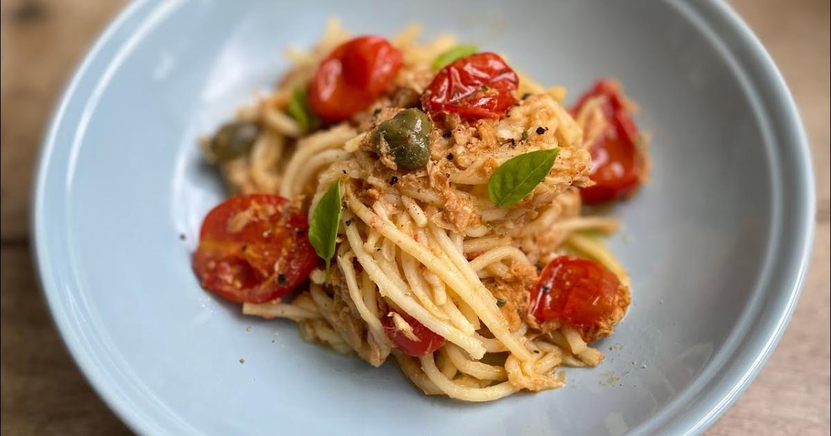 Macarrão fácil low carb com atum e alcaparras, simples e saudável.