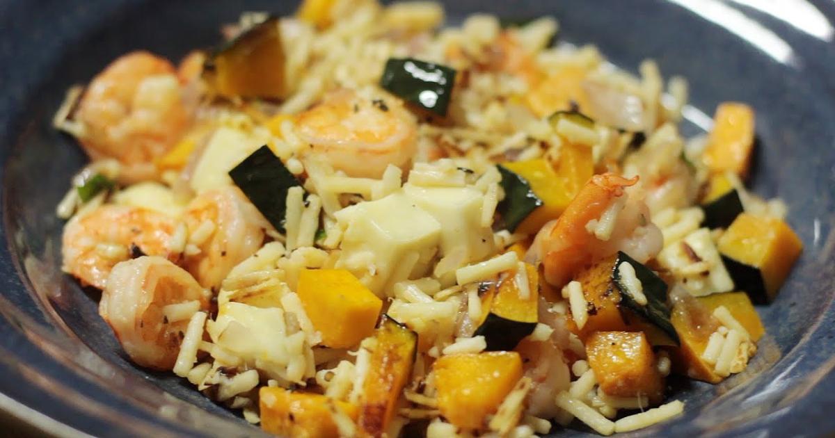 Receita low carb arroz de vegetais com camarões, abóbora e queijo coalho.