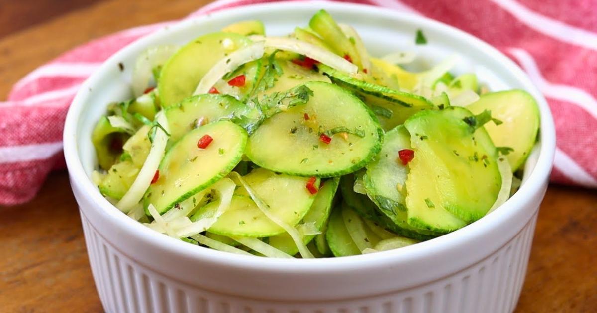 Salada de abobrinha irresistível e fácil de preparar.