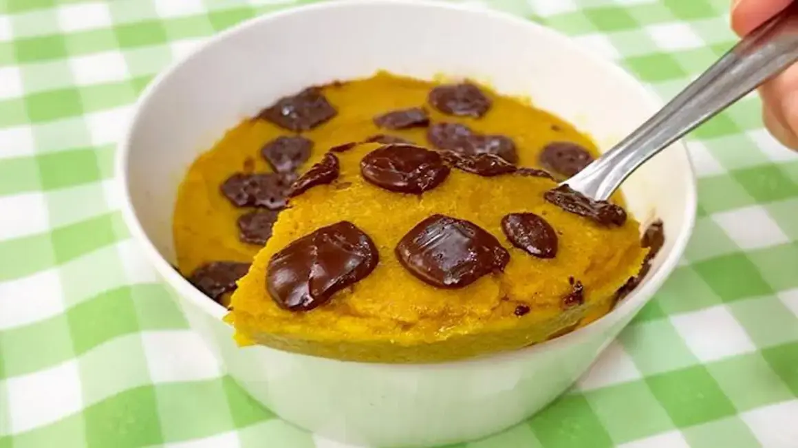 Receita de Bolo Molhadinho: Delícia em Apenas 3 Ingredientes e 3 Minutos!