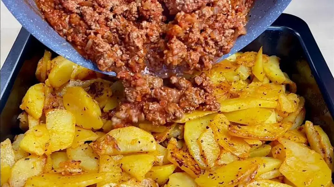 Receita de carne moída sobre batatas: uma combinação deliciosa e fácil de fazer!