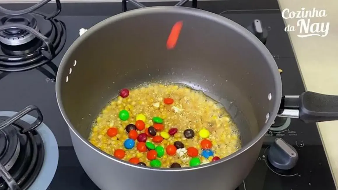 Receita de Pipoca Arco-Íris: Aprenda a Fazer Uma Deliciosa Pipoca Doce Crocante