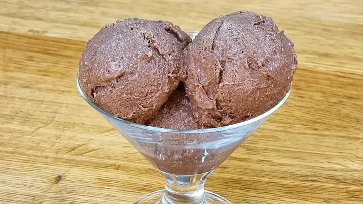 Receita de Sorvete Cremoso de Chocolate Sem Açúcar, Sem Leite e Sem Banana!