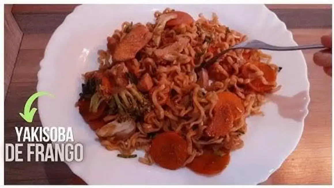 Receita de Yakissoba de Frango Fácil Para um Almoço Rápido e Saboroso em Casa