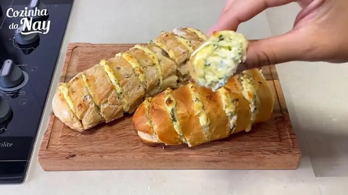 Receita de Pão de alho cremoso que me faz esquecer da carne no churrasco