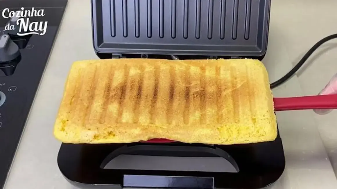 Receita de Pão de Fubá na Sanduicheira Pronto em 5 Minutos e Sem Sovar