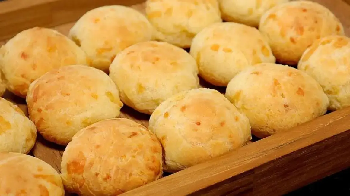 Receita de Pão de Queijo Crocante por Fora e Suculento por Dentro em Casa