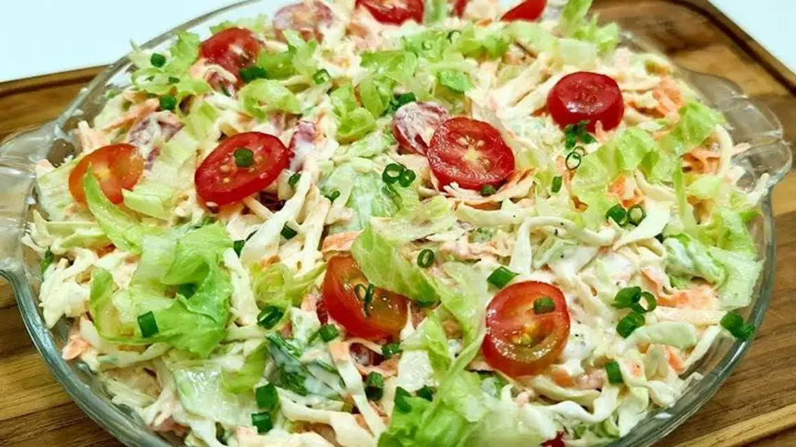 Receita de Salada de Repolho Cremosa para Acompanhar seu Natal com Sabor