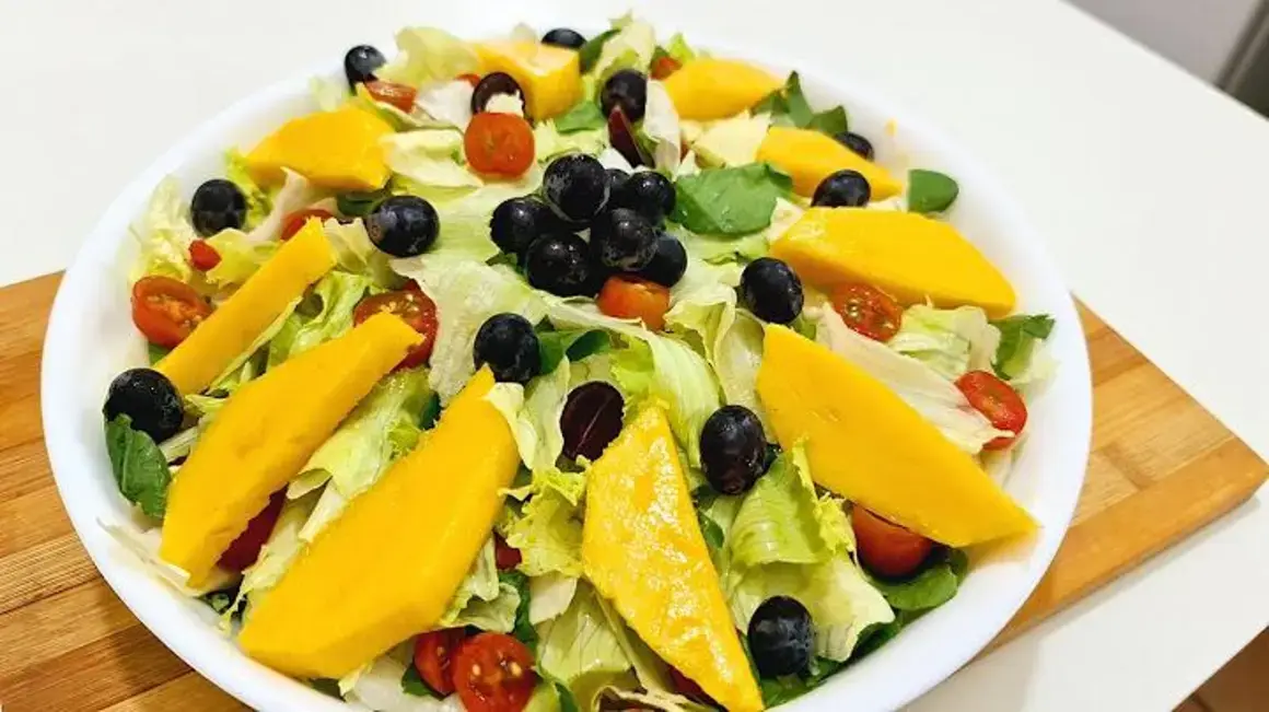 Receita de Salada Tropical Simples e Fácil para o Natal com Frutas Refrescantes