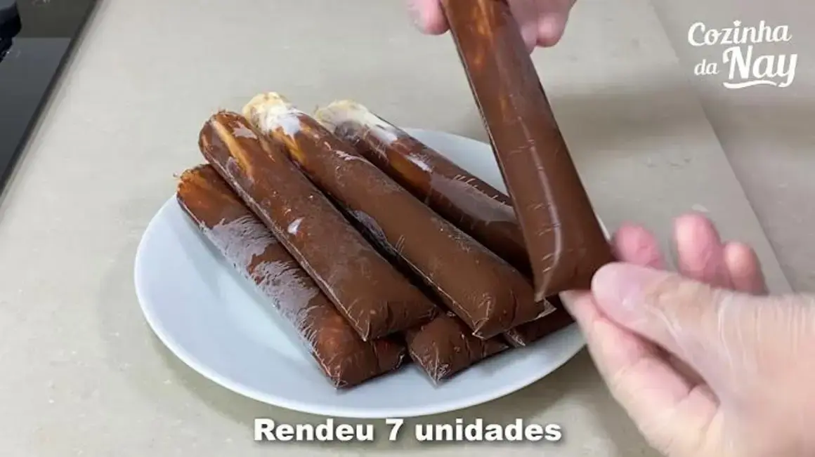 Receita de Geladinho Gourmet de Leite Ninho com Casquinha de Chocolate Crocante