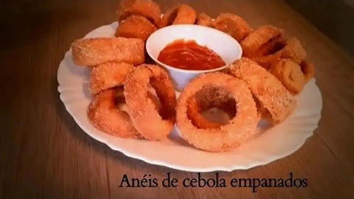 Receita de Anéis de Cebola Empanados Simples e Crocantes Para Dar Água na Boca