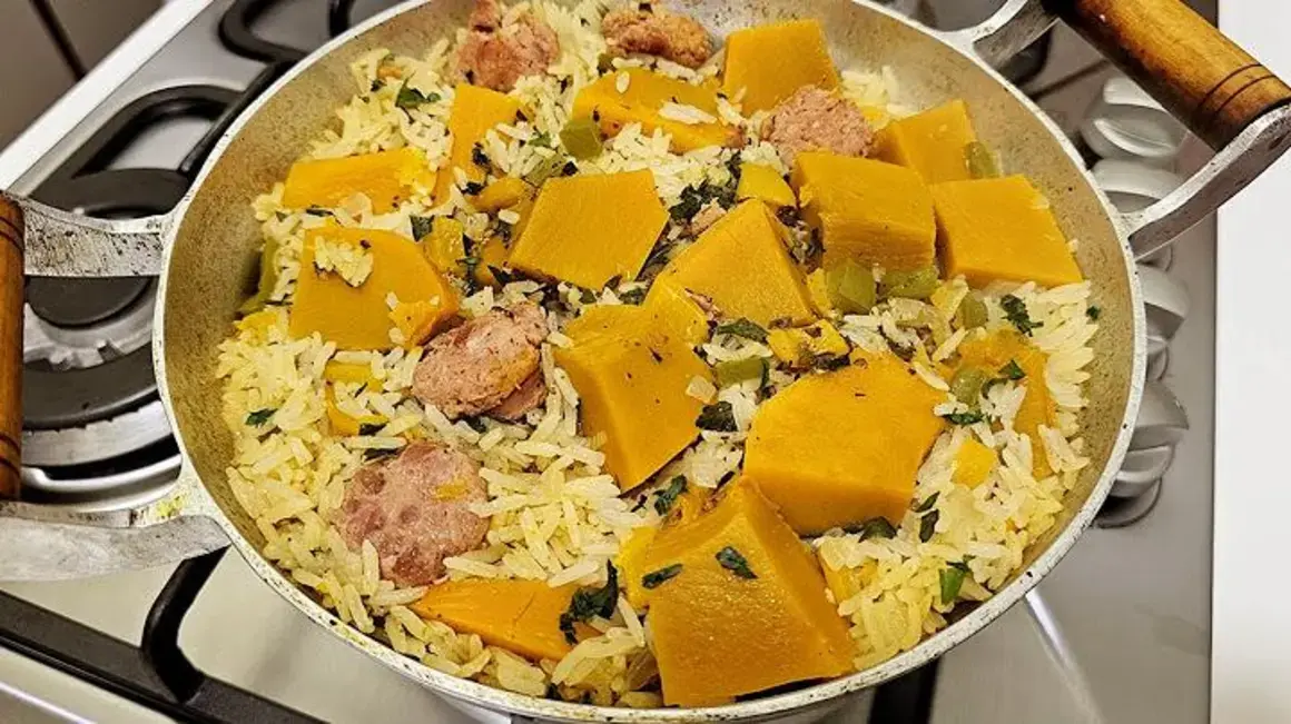 Receita de Arroz com Abóbora e Linguiça: Um Almoço Completo que Meu Marido Ama