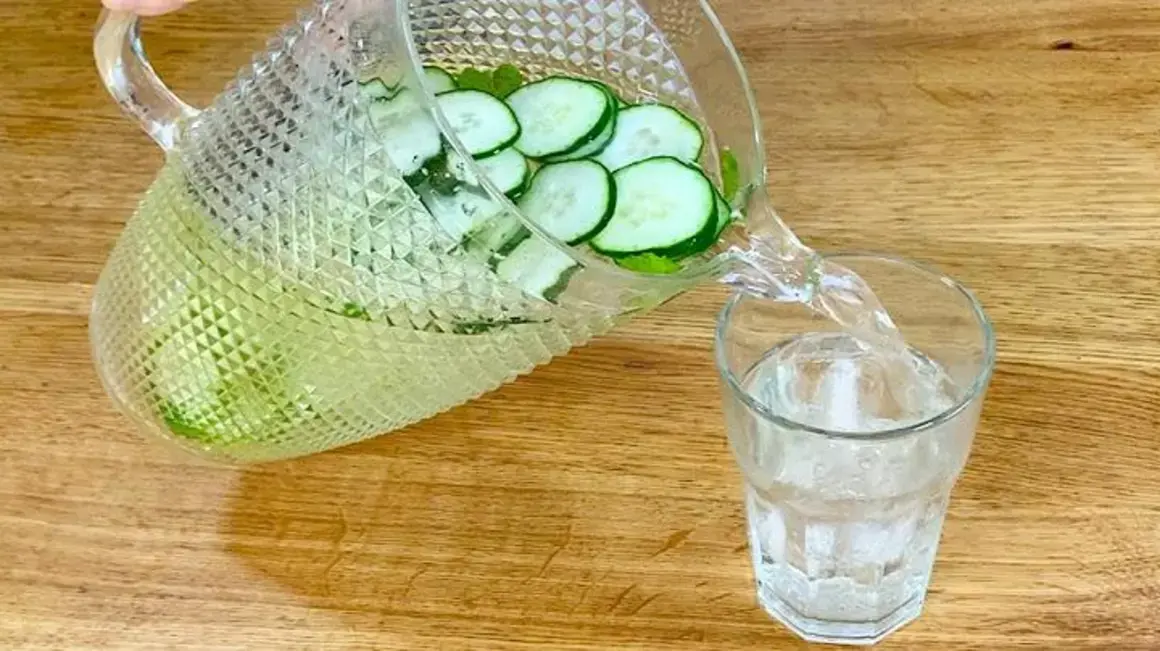 Receita de bebida desinflamante fácil e barata para desinchar e emagrecer