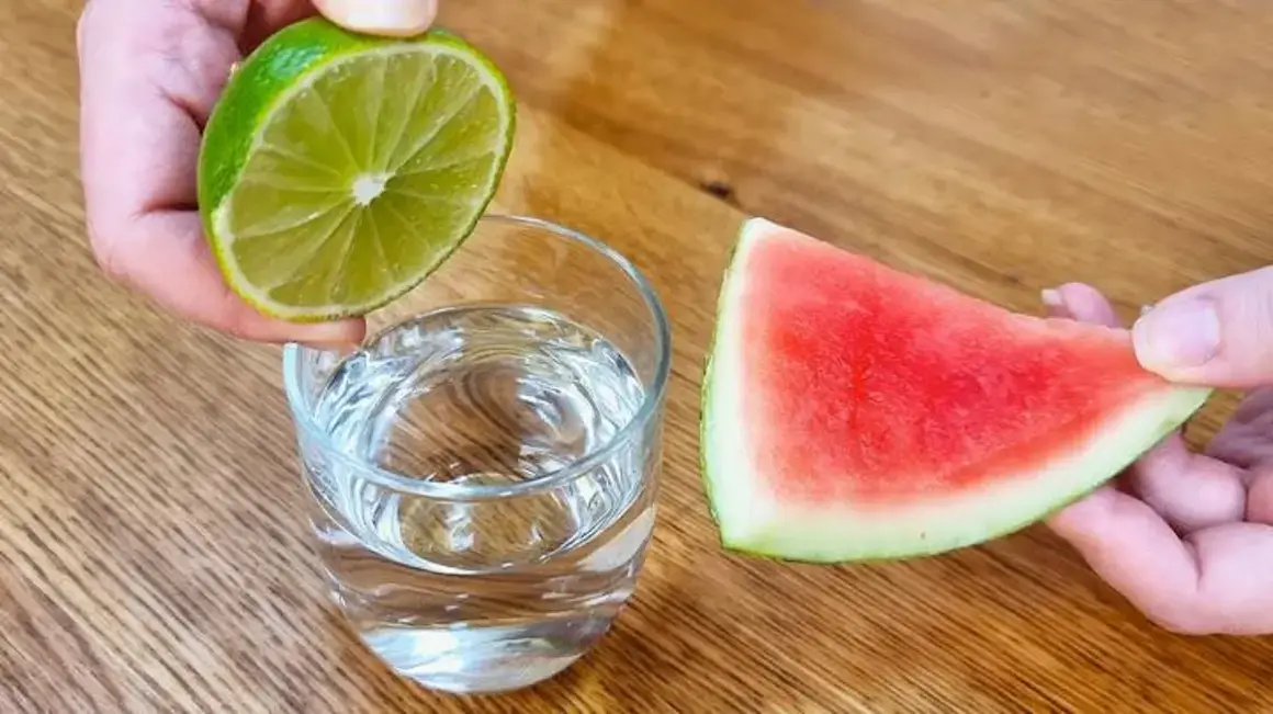 Receita de Bebida para Desinchar e Perder Peso com Limão e Casca de Melancia