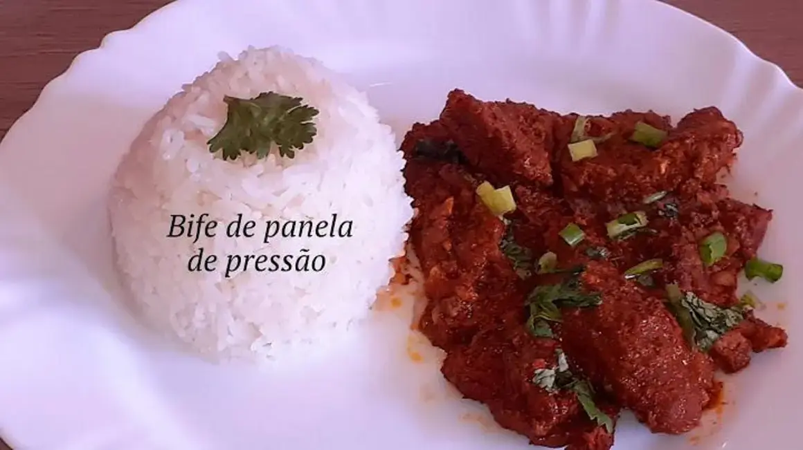 Receita de Bife de Panela de Pressão Fácil e Delicioso para o Dia a Dia