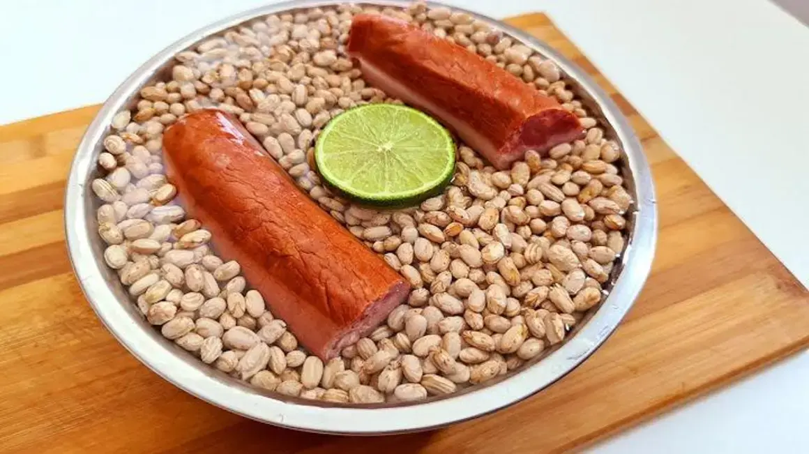 Receita de Feijão com Linguiça Calabresa: Um Prato Saboroso e Prático para o Dia a Dia