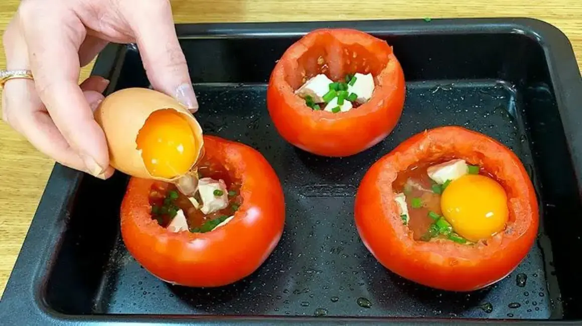 Receita de Ovo Recheado com Tomate: Uma Refeição Fácil e Surpreendente